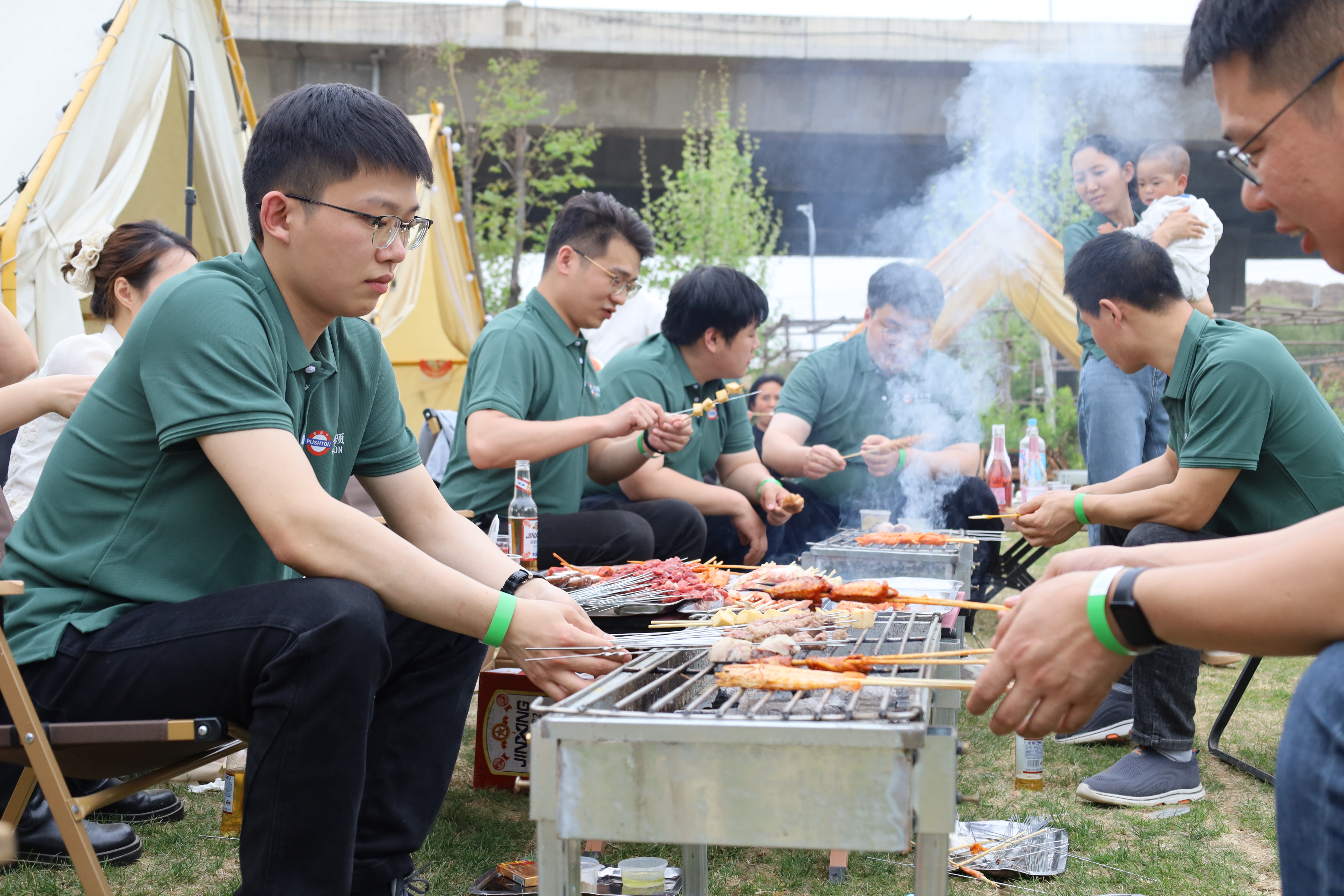 草长莺飞  风和日丽  团建烧烤  热情满满  
