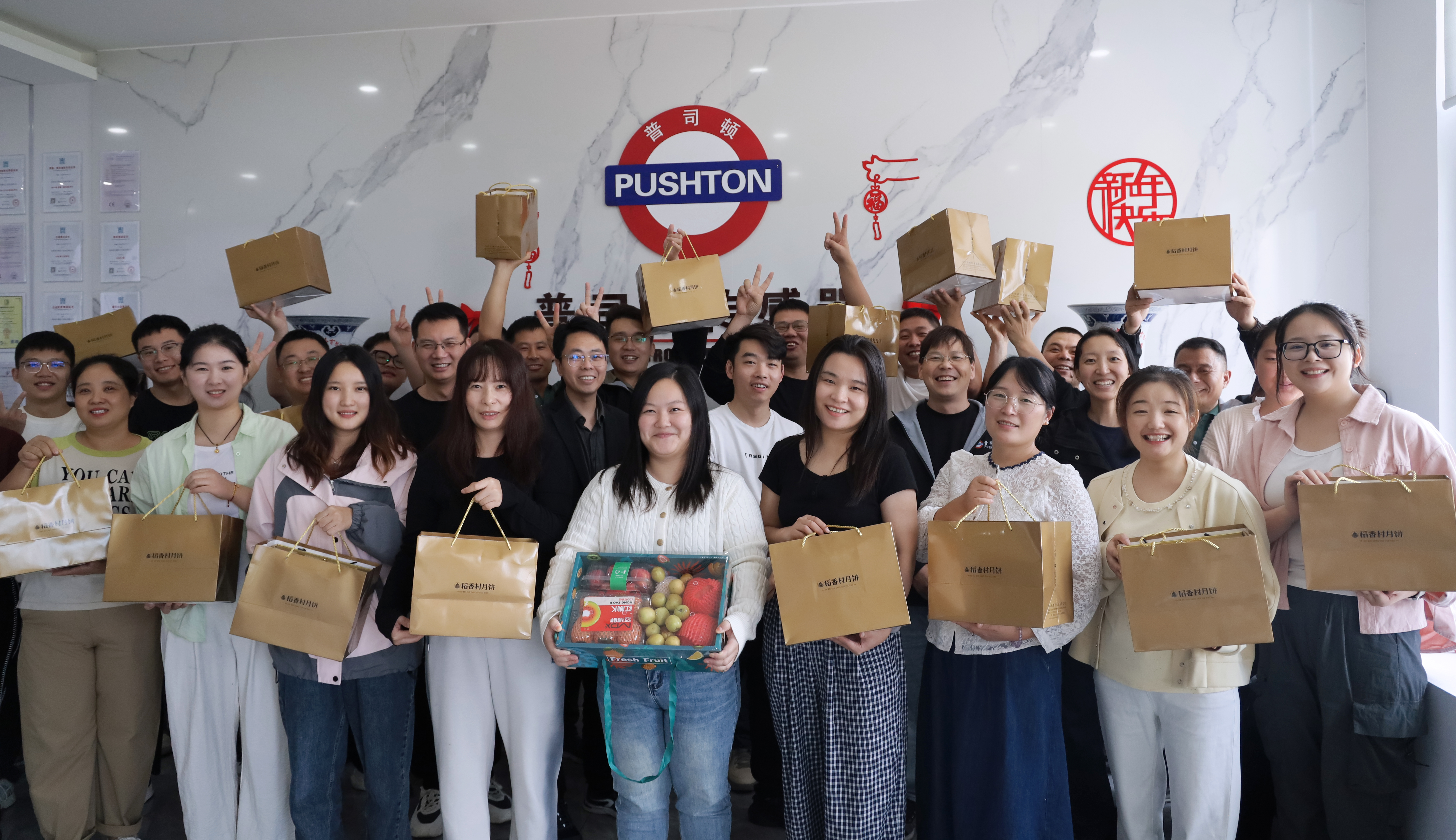 “中国红”“月光白”双节CP再相聚(图1) “中国红”“月光白”双节CP再相聚(图1)