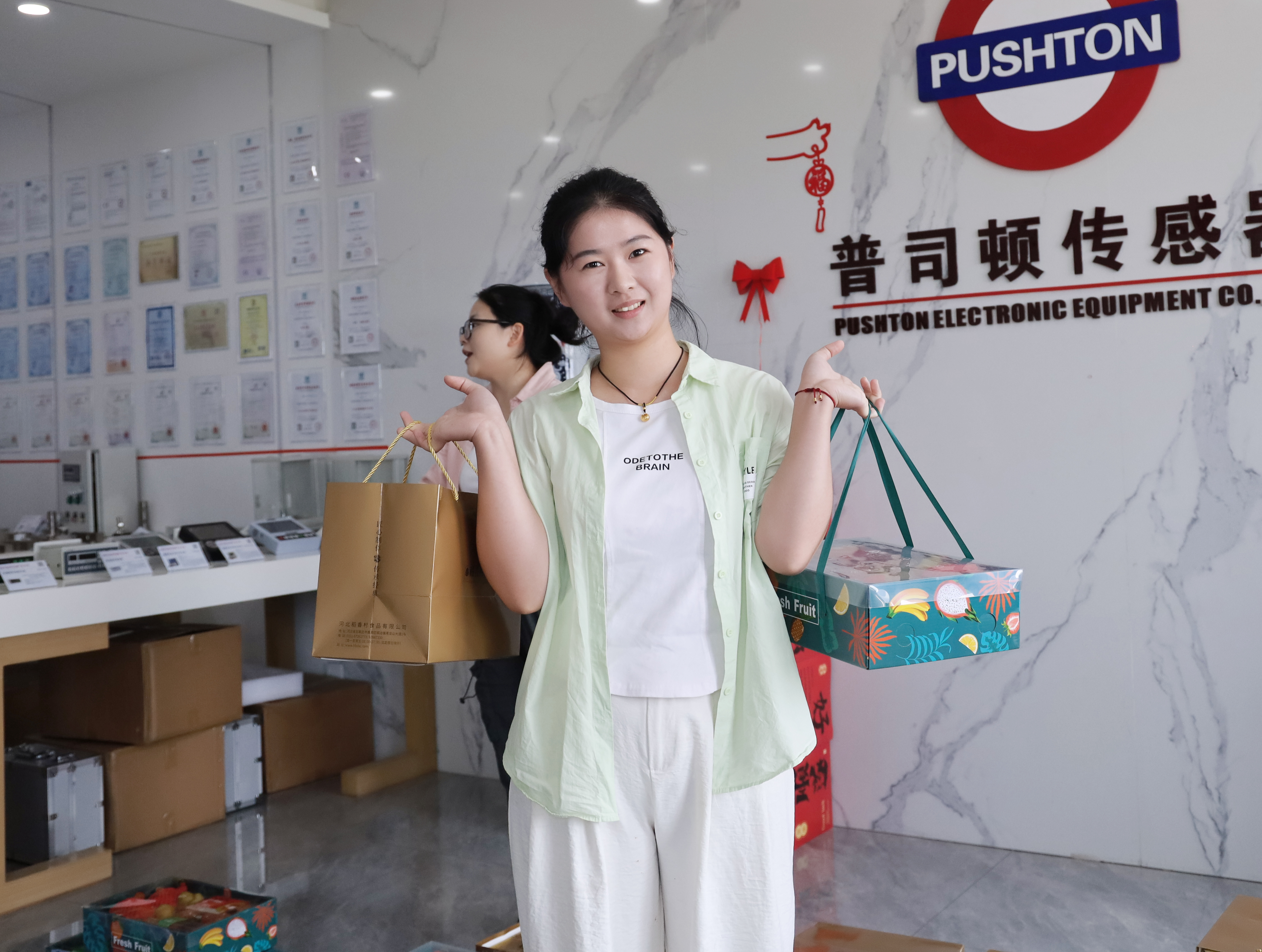 “中国红”“月光白”双节CP再相聚(图2)